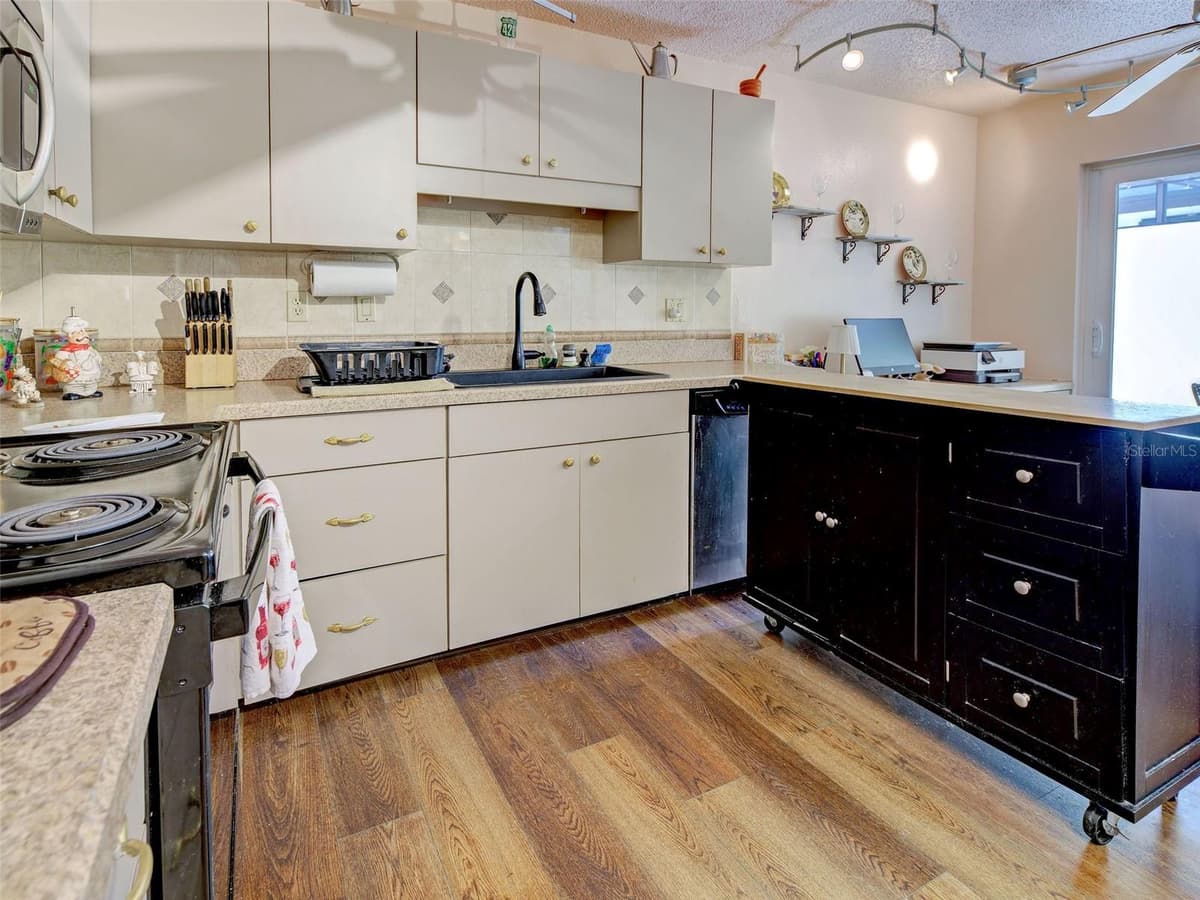 20 IDLE SANDS DRIVE — photo 16 of 45