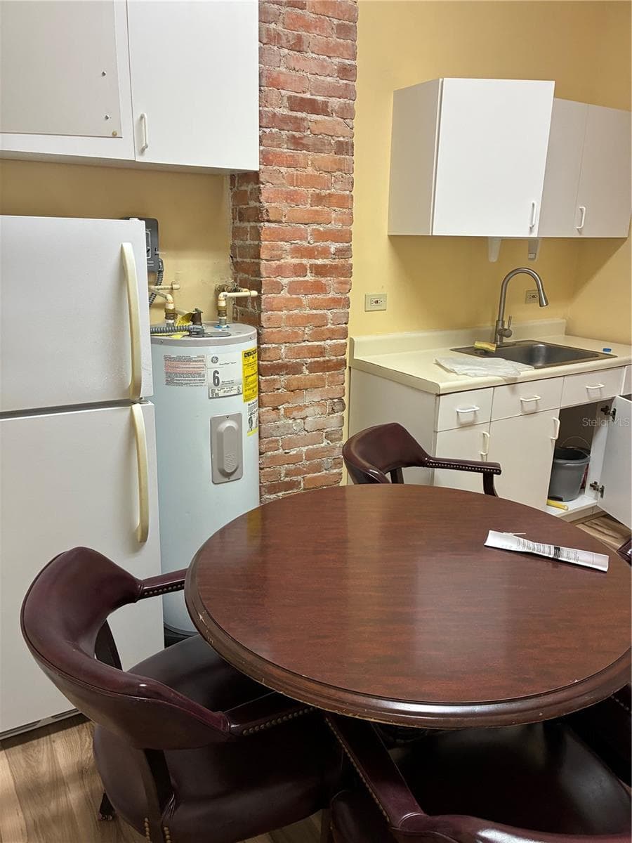 814 MAIN STREET — photo 5 of 7