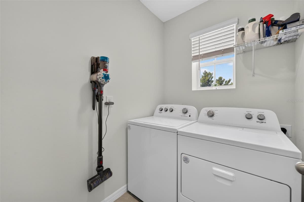 2291 DELHI PLACE — photo 17 of 36