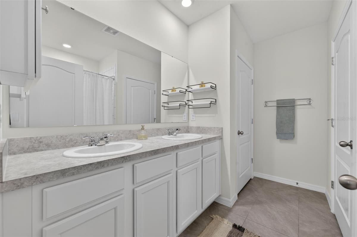 2291 DELHI PLACE — photo 11 of 36