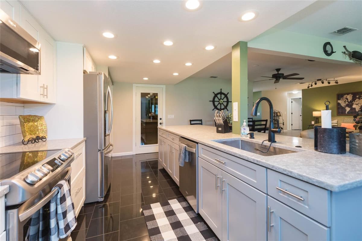 8423 PEBBLE DRIVE — photo 18 of 40