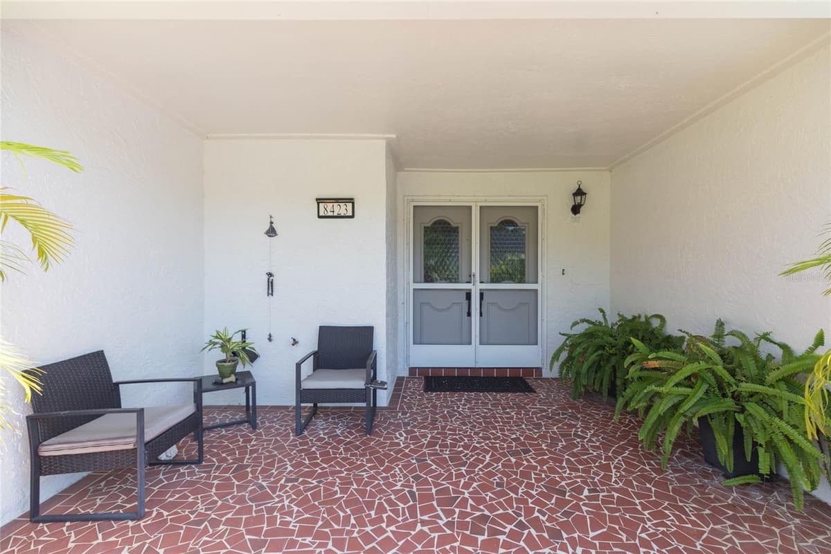 8423 PEBBLE DRIVE — photo 4 of 40
