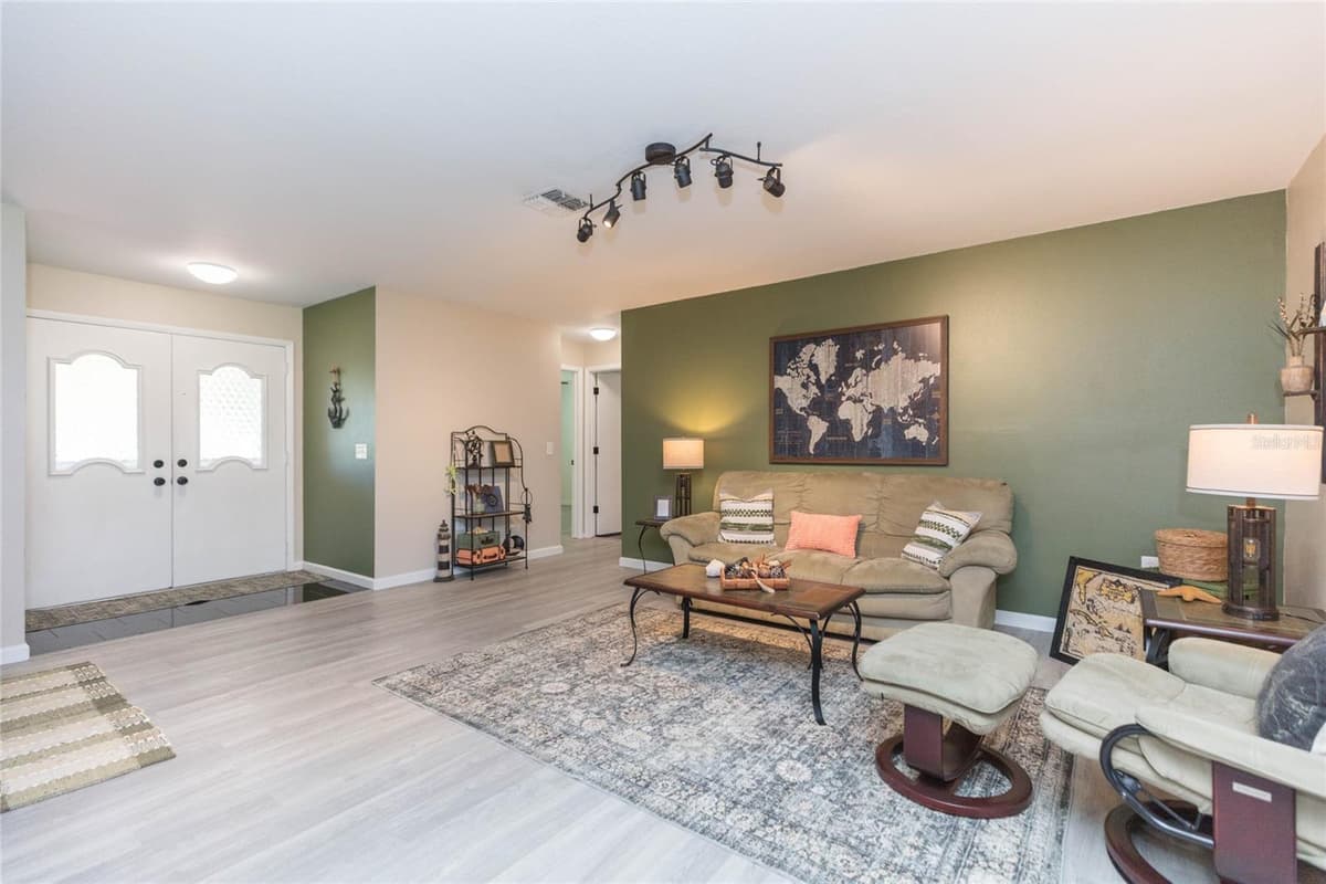 8423 PEBBLE DRIVE — photo 5 of 40
