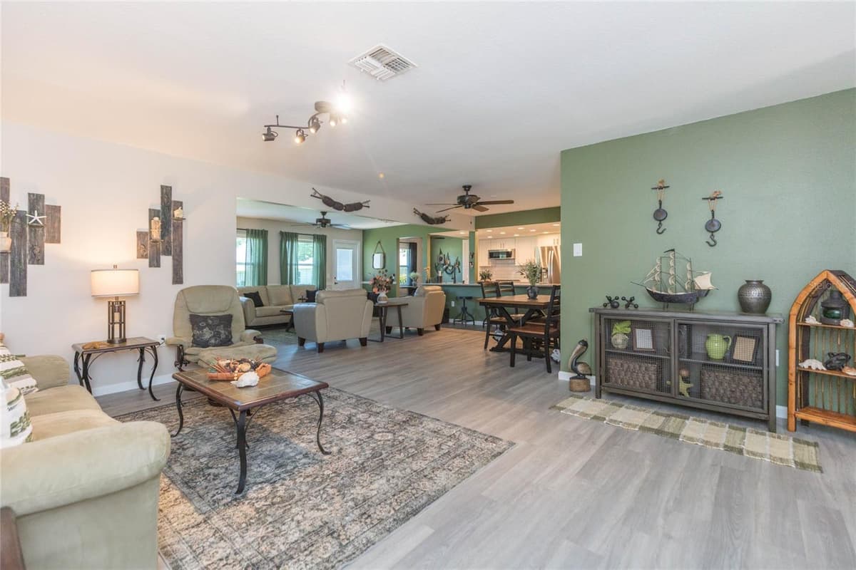 8423 PEBBLE DRIVE — photo 7 of 40
