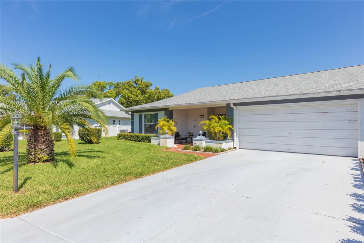 8423 PEBBLE DRIVE — photo 3 of 40