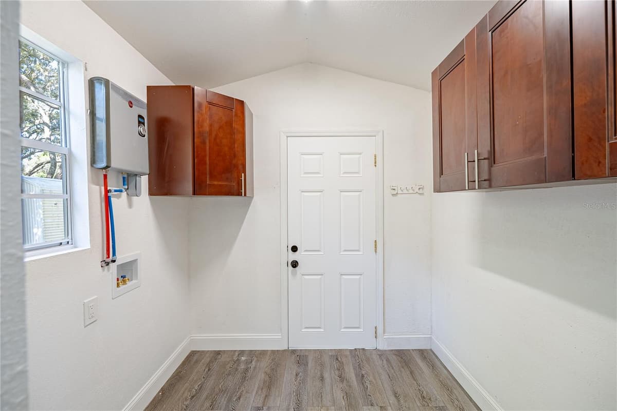 11303 CHICAGO AVENUE — photo 10 of 33