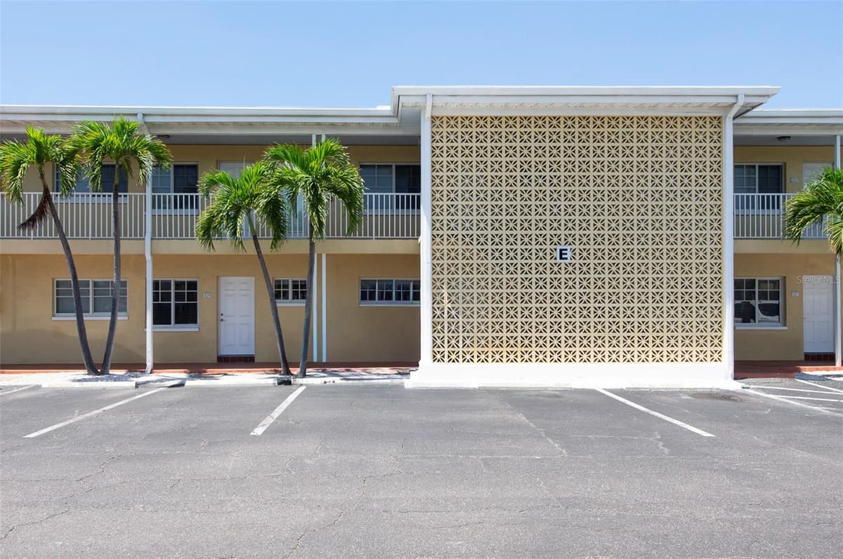 19417 GULF BOULEVARD — photo 2 of 40