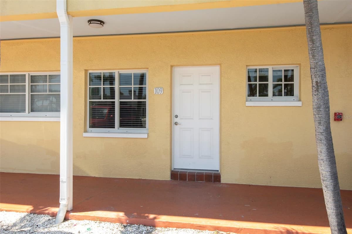 19417 GULF BOULEVARD — photo 3 of 40