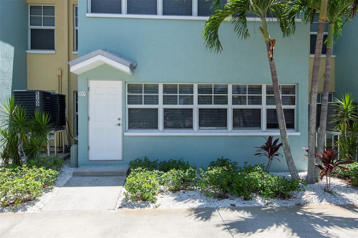 19417 GULF BOULEVARD — photo 4 of 40