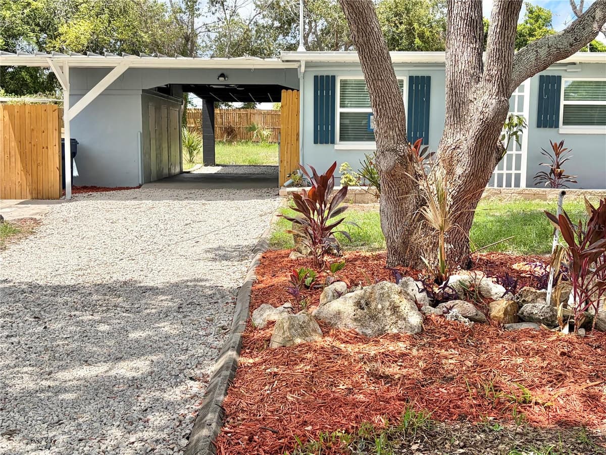 12119 VICTORY DRIVE — photo 4 of 54