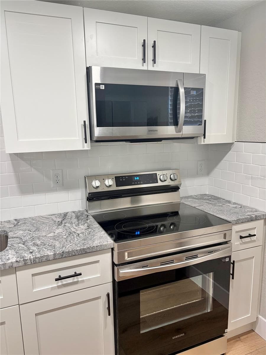 12119 VICTORY DRIVE — photo 13 of 54