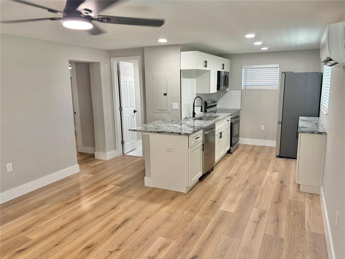 12119 VICTORY DRIVE — photo 17 of 54