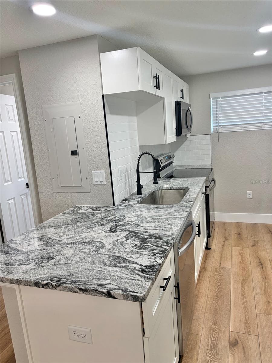 12119 VICTORY DRIVE — photo 18 of 54