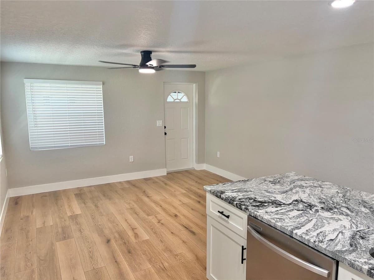 12119 VICTORY DRIVE — photo 8 of 54