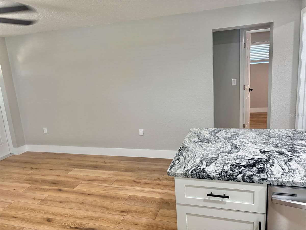 12119 VICTORY DRIVE — photo 10 of 54