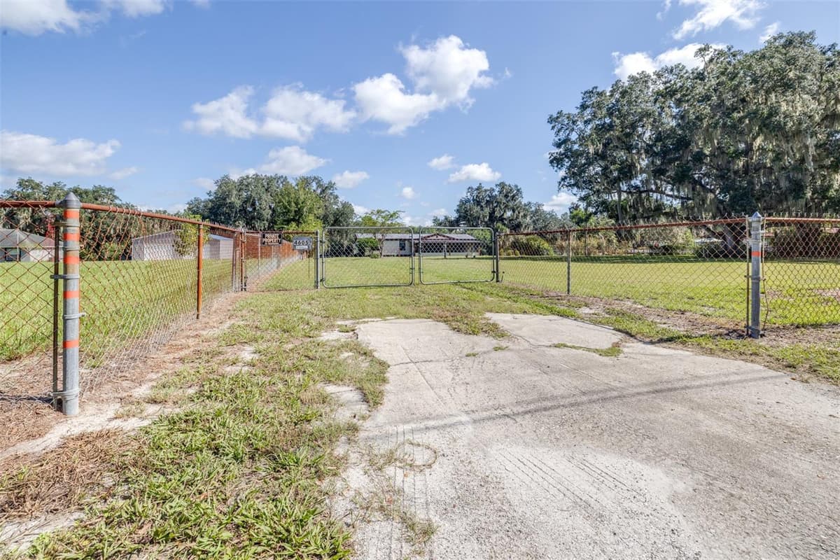 4605 THOMPSON ROAD — photo 12 of 91