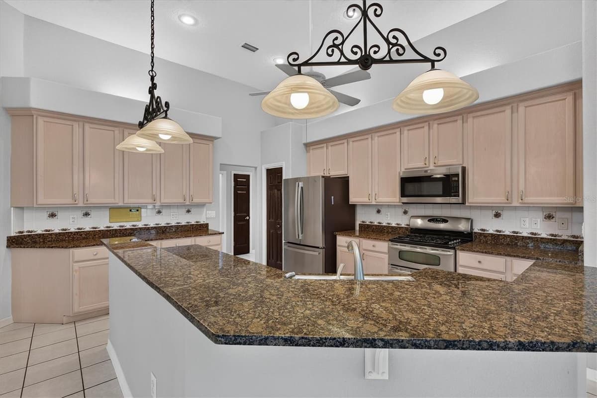 1809 LONGVIEW LANE — photo 15 of 68