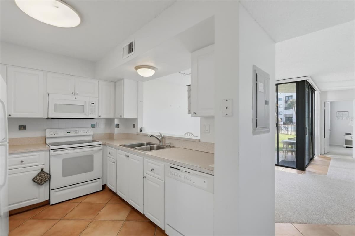 5729 PUERTA DEL SOL BOULEVARD — photo 3 of 31