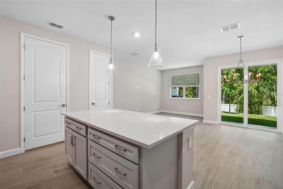 7328 DEER VALLEY CIRCLE — photo 10 of 28