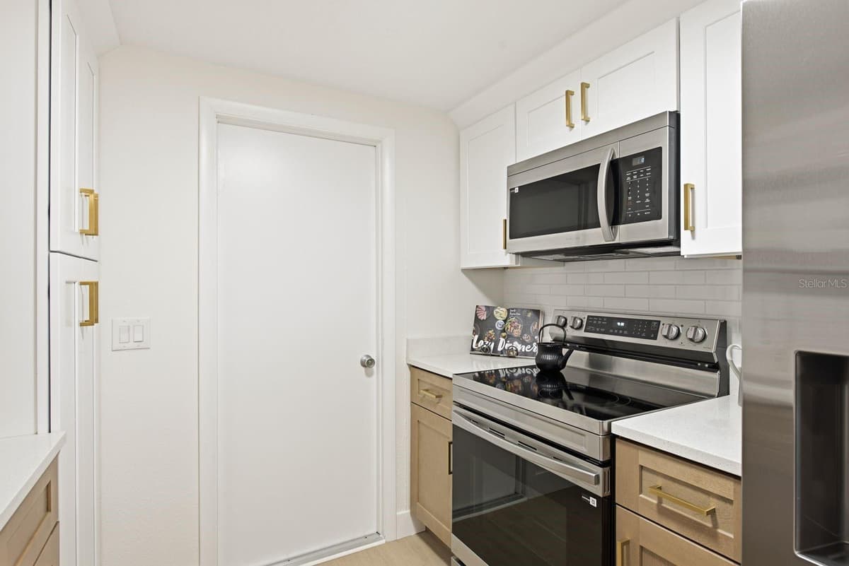 6241 MAPLEWOOD DRIVE — photo 9 of 24