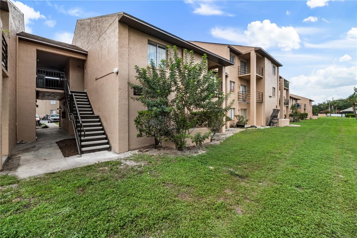 5219 VIA HACIENDA CIRCLE — photo 3 of 25