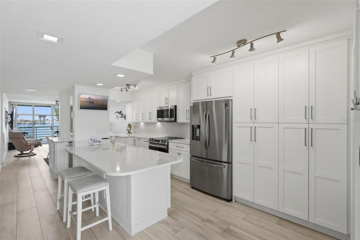 6081 BAHIA DEL MAR CIRCLE — photo 2 of 33