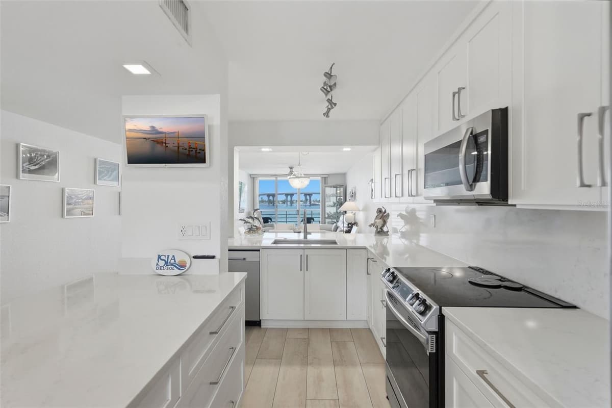 6081 BAHIA DEL MAR CIRCLE — photo 6 of 33