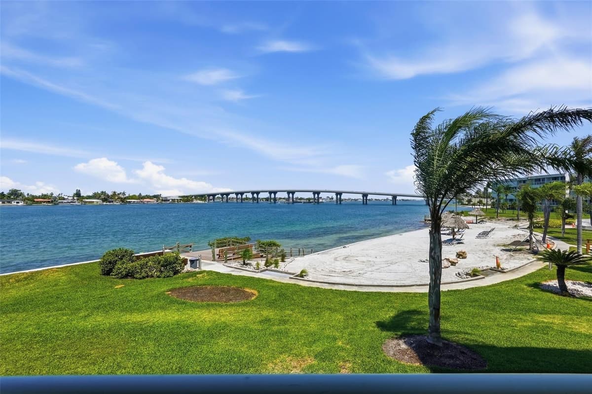 6081 BAHIA DEL MAR CIRCLE — photo 14 of 33