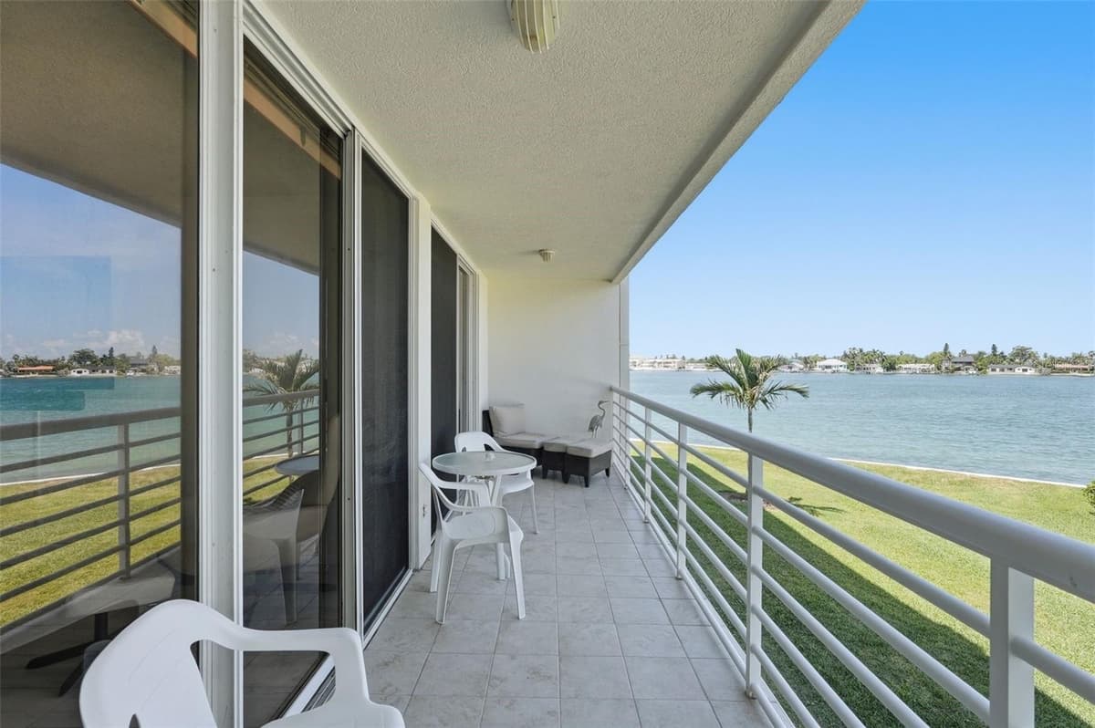 6081 BAHIA DEL MAR CIRCLE — photo 11 of 33