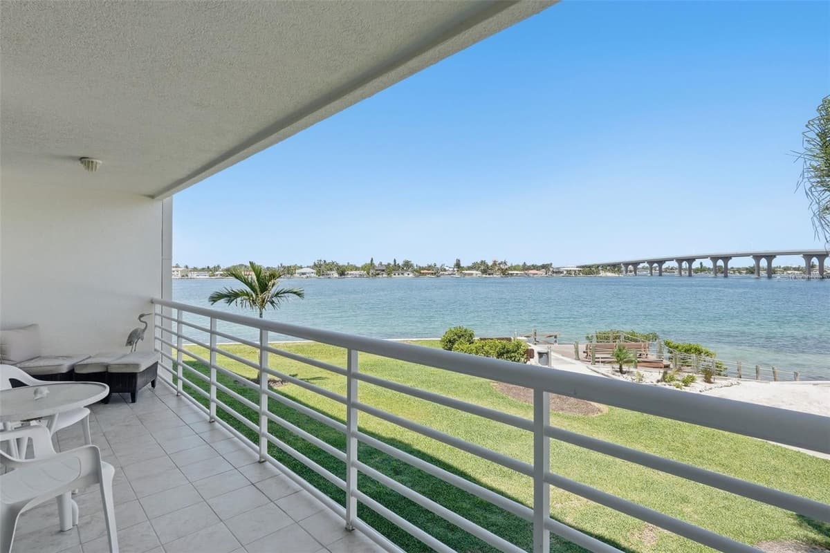 6081 BAHIA DEL MAR CIRCLE — photo 10 of 33