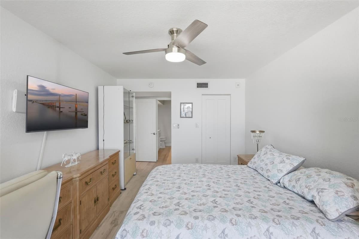 6081 BAHIA DEL MAR CIRCLE — photo 15 of 33