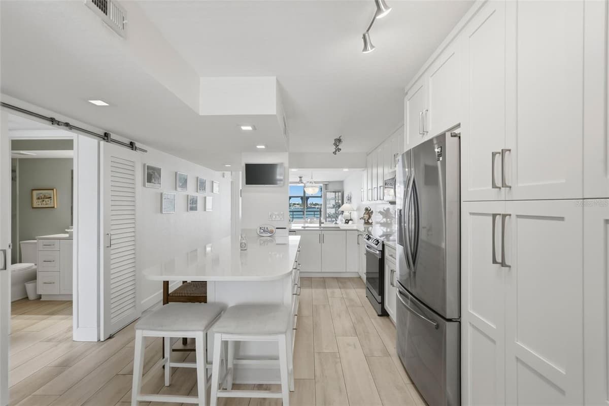 6081 BAHIA DEL MAR CIRCLE — photo 4 of 33