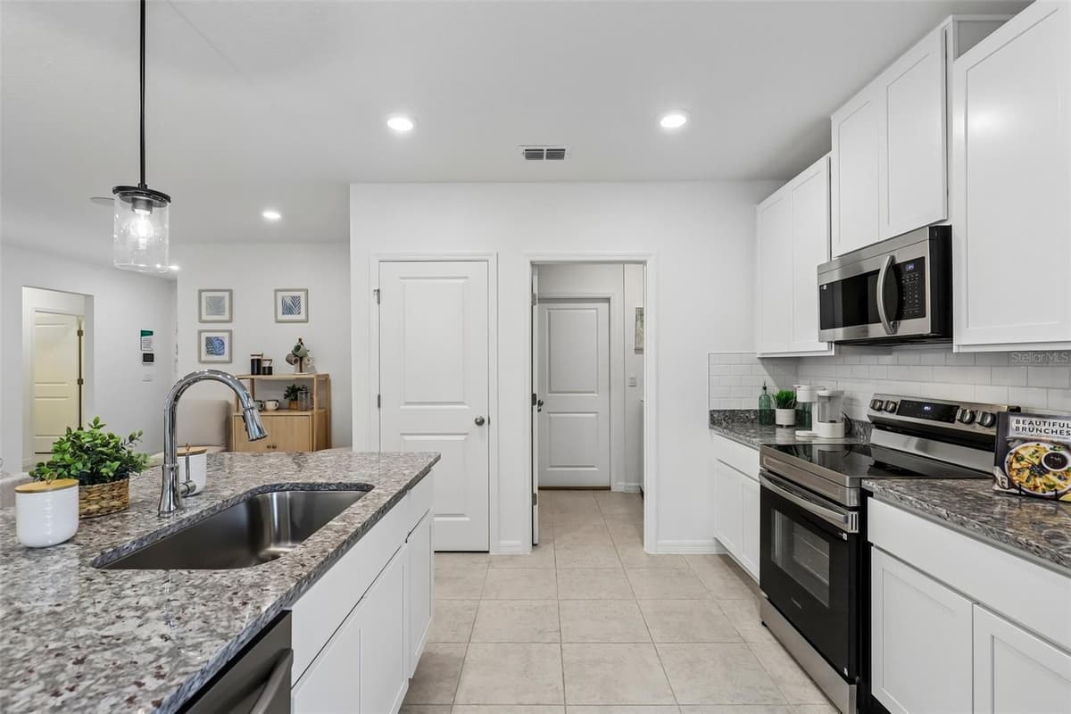 203 HYACINTH COURT — photo 9 of 30