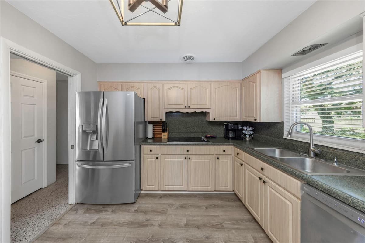 6191 6TH AVENUE — photo 8 of 47