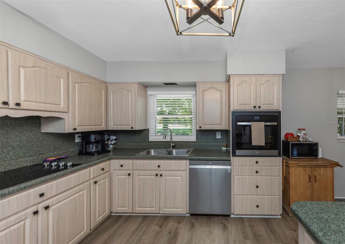 6191 6TH AVENUE — photo 7 of 47