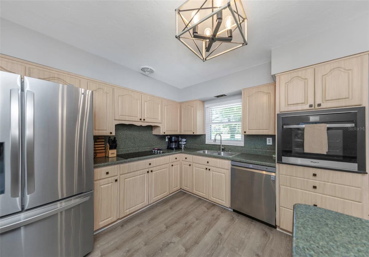 6191 6TH AVENUE — photo 6 of 47