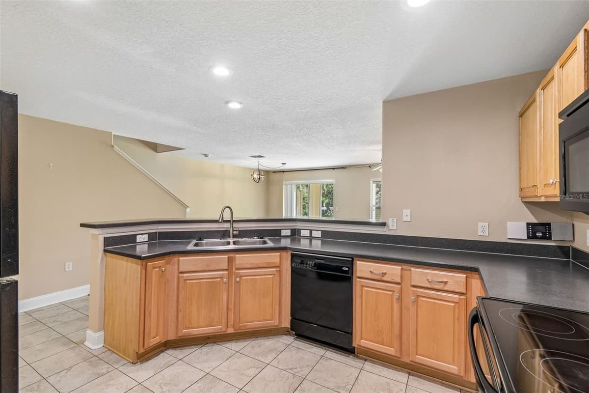 10818 GREAT CARLISLE COURT — photo 8 of 25