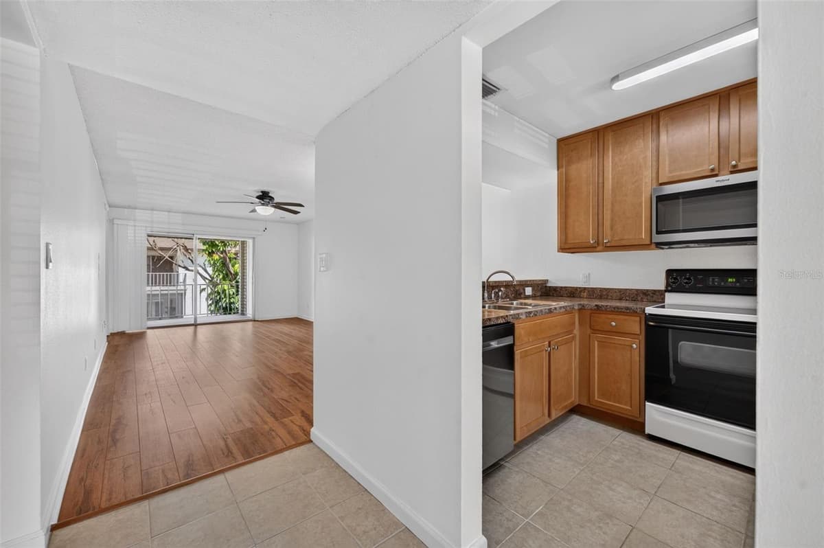 3004 PLAZA TERRACE DRIVE — photo 4 of 21