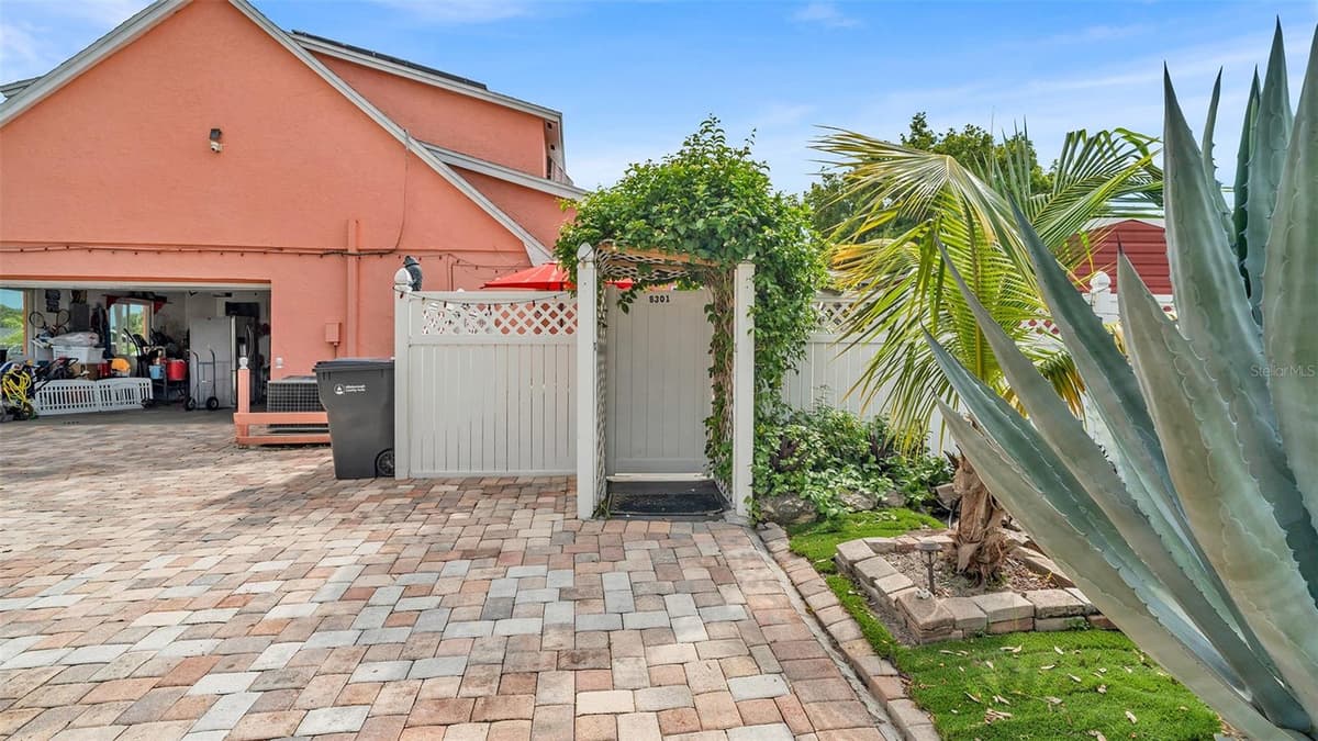 8301 LOPEZ DRIVE — photo 23 of 63