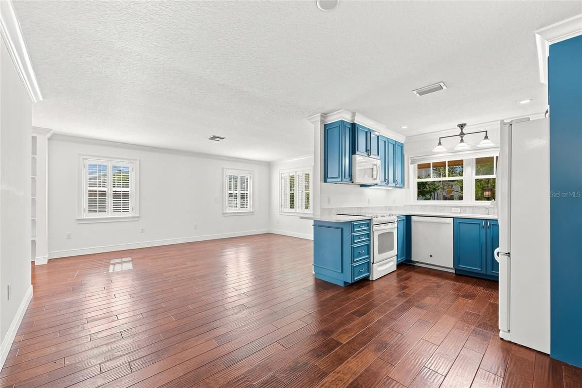 1431 PALM AVENUE — photo 10 of 38