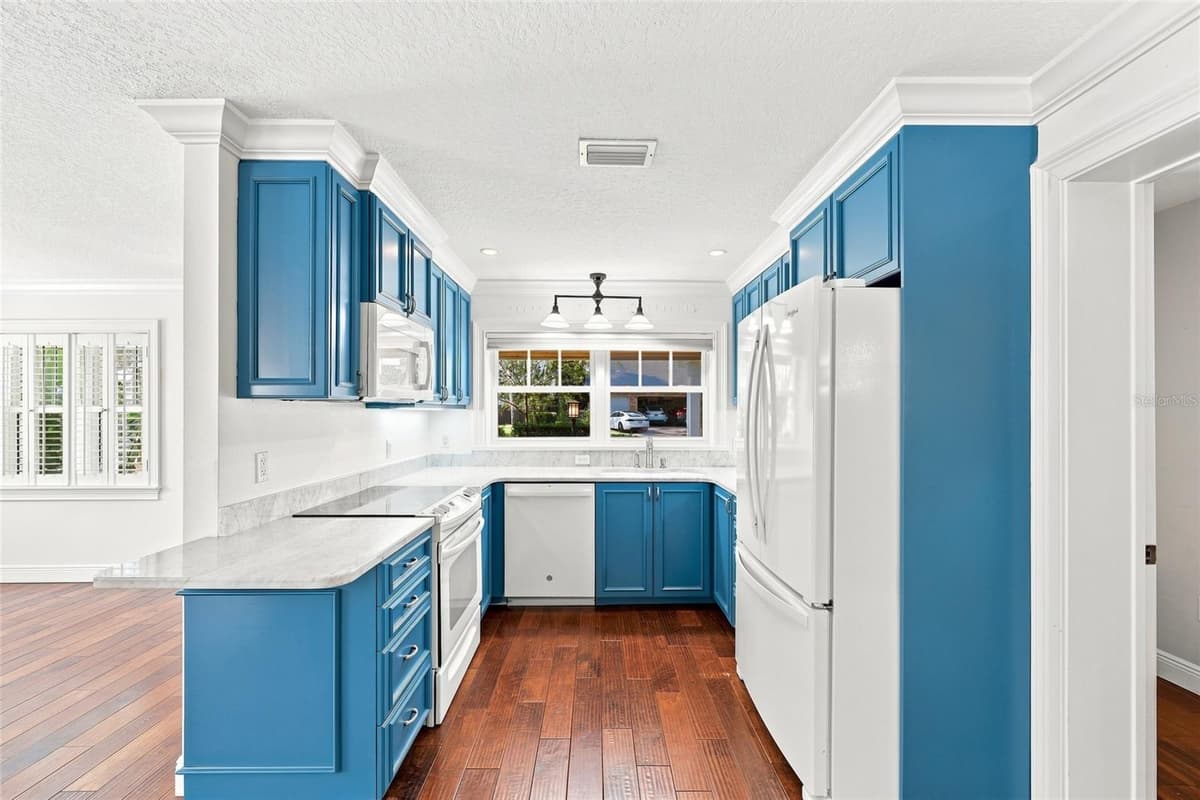 1431 PALM AVENUE — photo 7 of 38