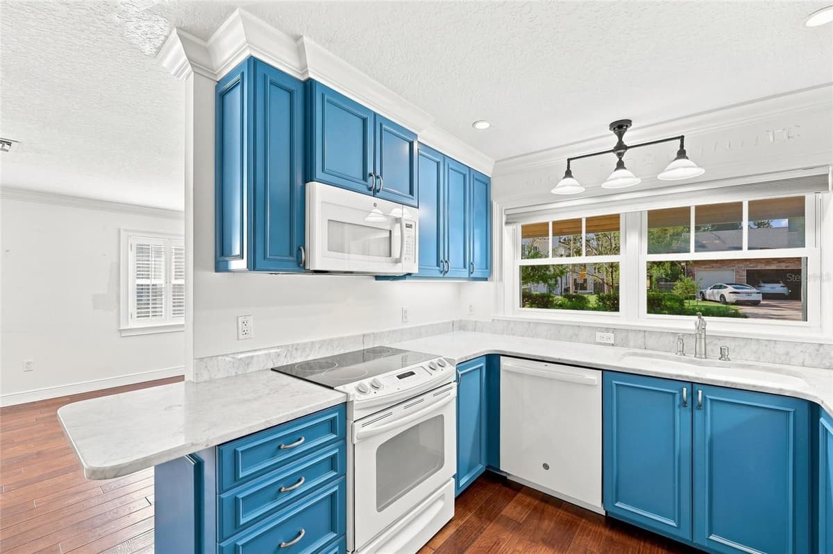 1431 PALM AVENUE — photo 9 of 38
