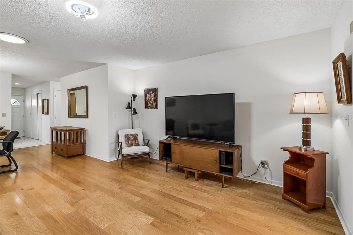 290 PARADISE BOULEVARD — photo 4 of 20
