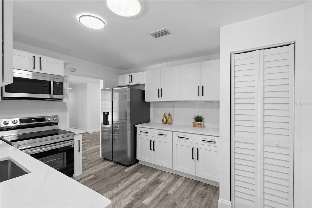 1259 SCOTTSDALE DRIVE — photo 8 of 23