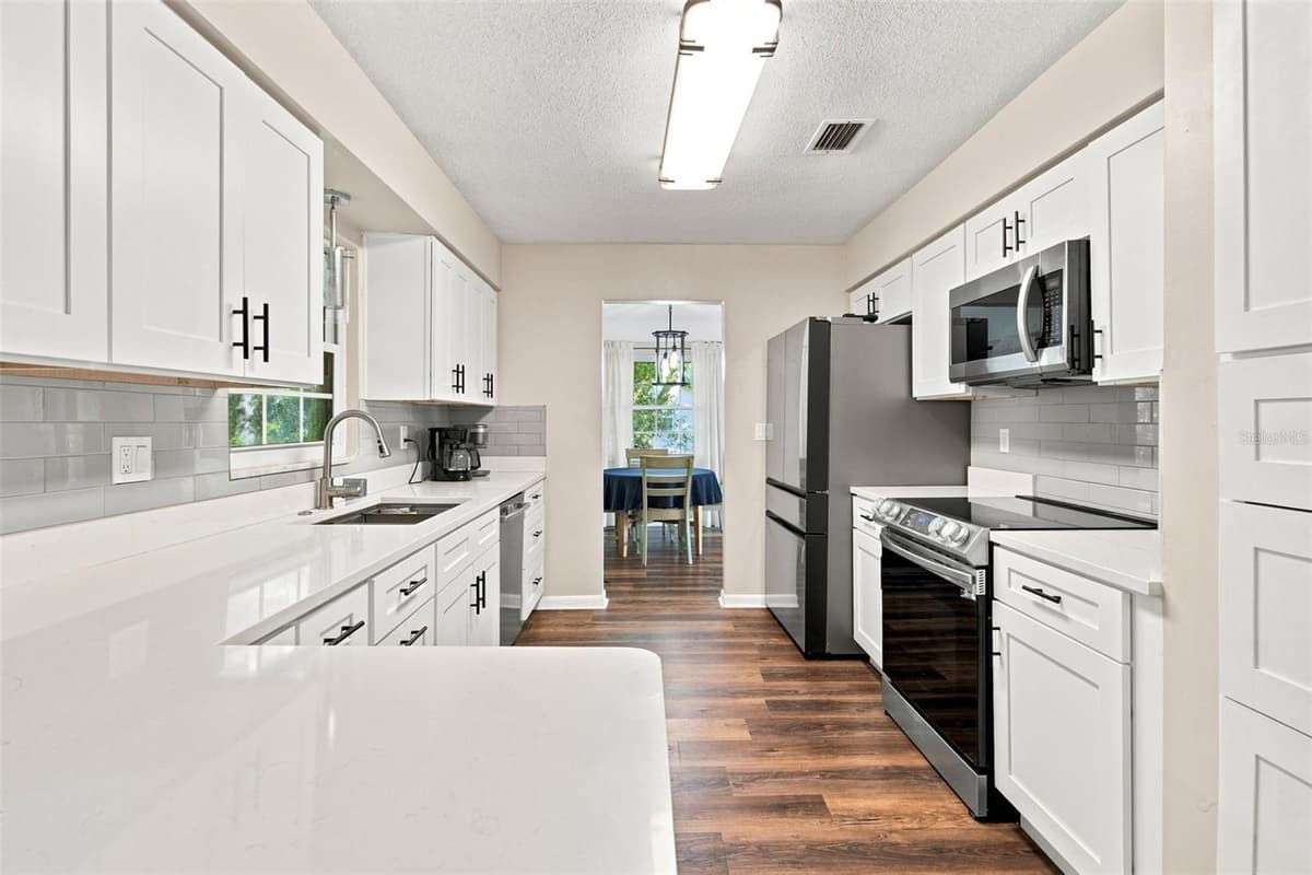 5826 WOODBINE DRIVE — photo 3 of 33