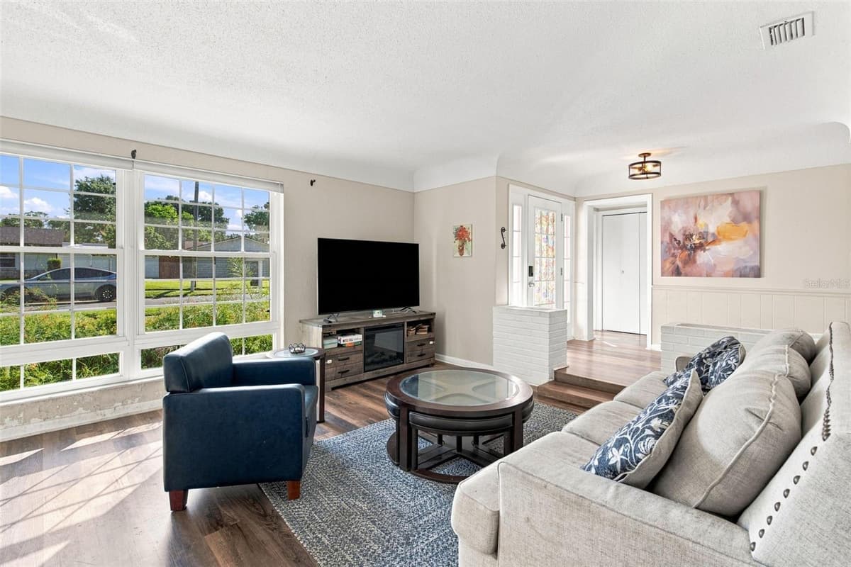 5826 WOODBINE DRIVE — photo 10 of 33