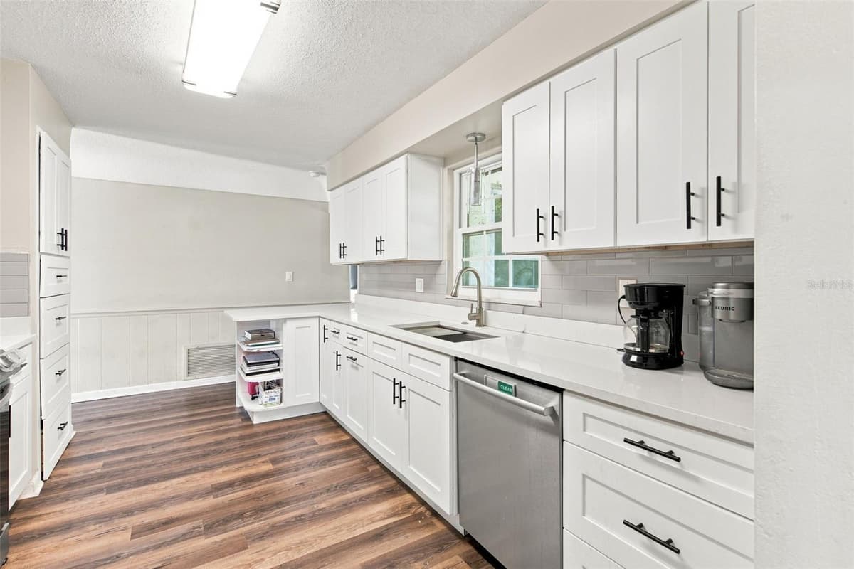 5826 WOODBINE DRIVE — photo 4 of 33