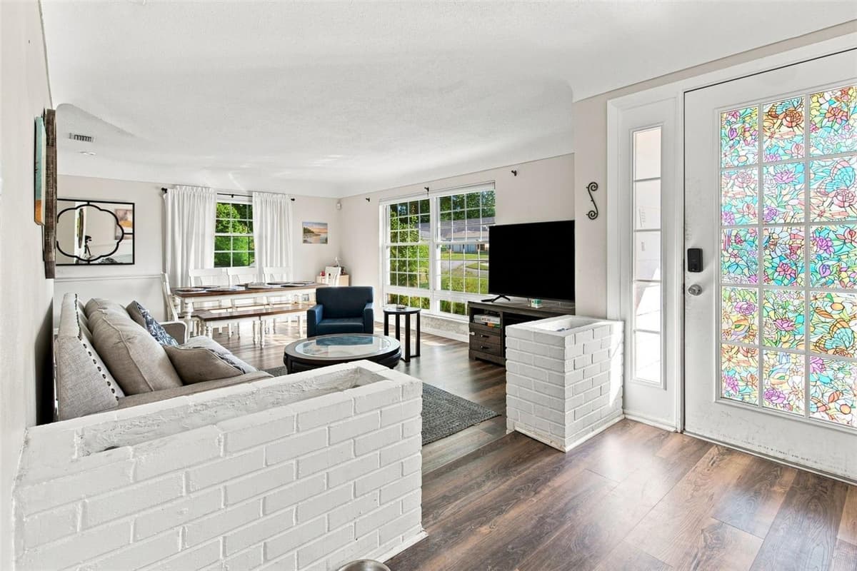 5826 WOODBINE DRIVE — photo 5 of 33