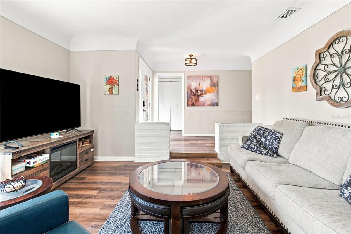5826 WOODBINE DRIVE — photo 9 of 33
