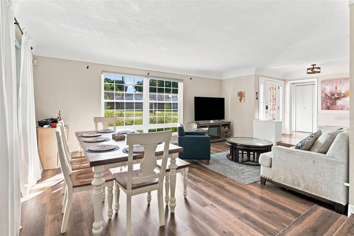 5826 WOODBINE DRIVE — photo 8 of 33